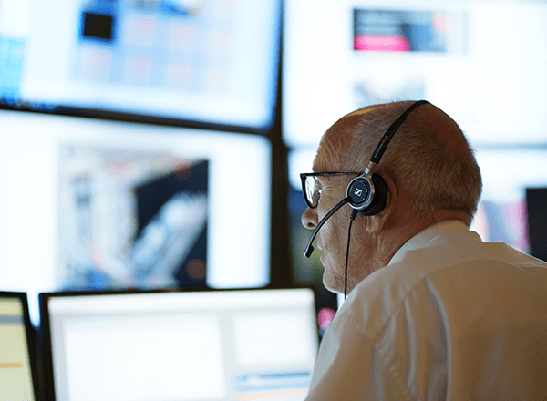 G4S medarbejder på kontrolcentralen ser på skærme