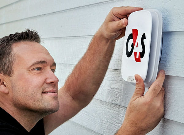 Sikkerhedskonsulent, Mike, sætter alarm op