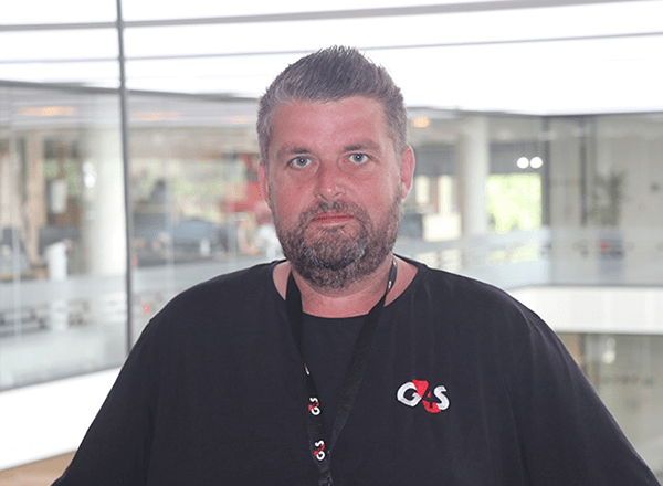 Mikkel foran trappe hos G4S