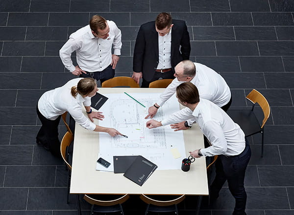 Møde i kantinen mellem medarbejdere