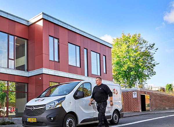 Montør foran G4S bil