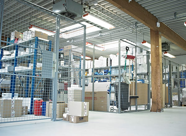 Opbevaring af diverse kasser i bur