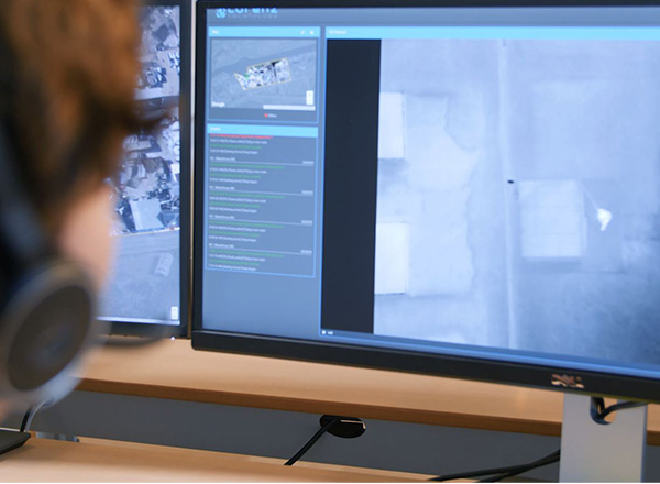 G4S medarbejder tjekker droneoptagelser