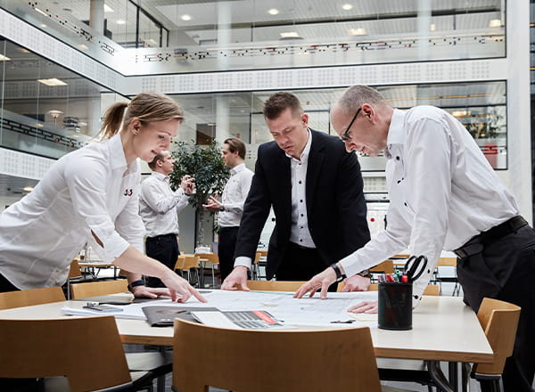 Medarbejdere der diskuterer løsninger over bord