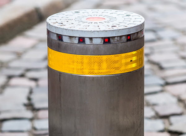 Rambuk ved brosten udenfor