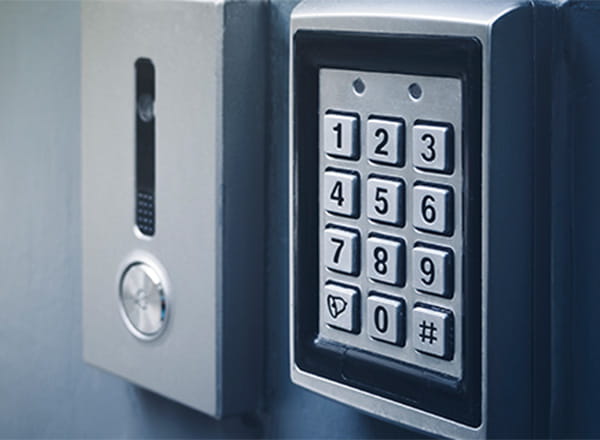 Sikkerhedskode der hænger på væg