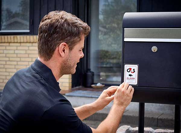 G4S sikkerhedskonsulent sætter alarmskilt på postkasse