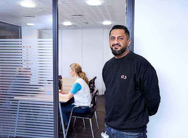 Sikkerhedsmedarbejder beskytter medarbejder