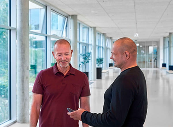 Sikkerhedsmedarbejder taler med Stig