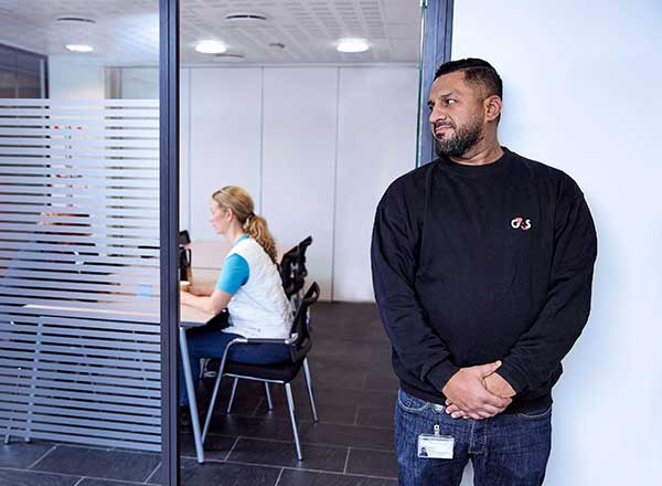 Sikkerhedsmedarbejder passer på en medarbejder i psykiatrien