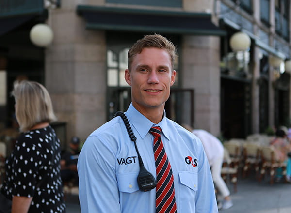 Strøgvagt der kigger og smiler