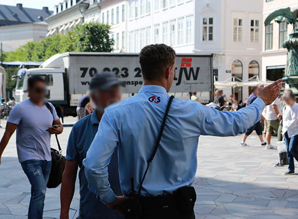 Strøgvagt viser vej for ældre mand på strøget