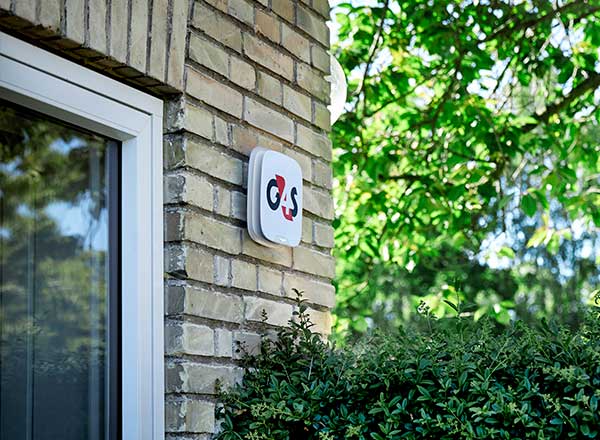 Udendørs sirene sidder på husets mur og skræmmer tyve væk