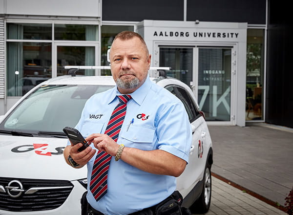 G4S vagt foran AAU bygning