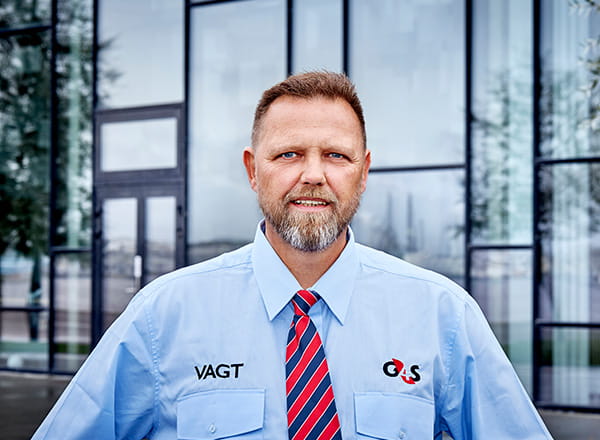 G4S vagt foran Aalborg Universitets bygning