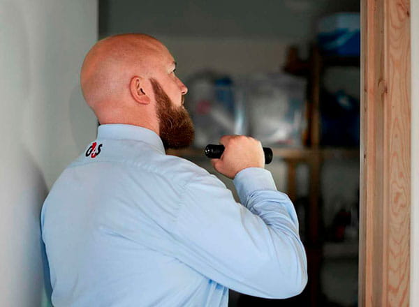 G4S vagt tjekker om alt er ok hos en kunde