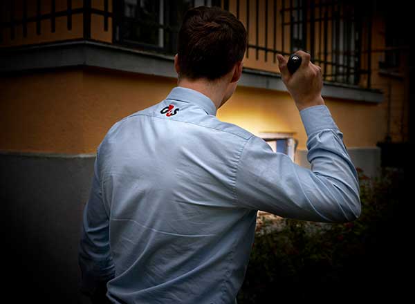 Vagt går en tur rundt om en kundes hus