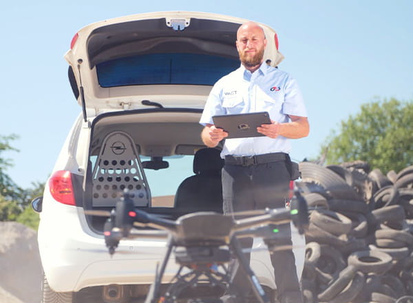 Vagt står med drone udenfor på byggeplads