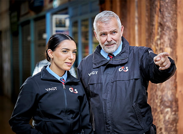 Vagter der går rundering og peger