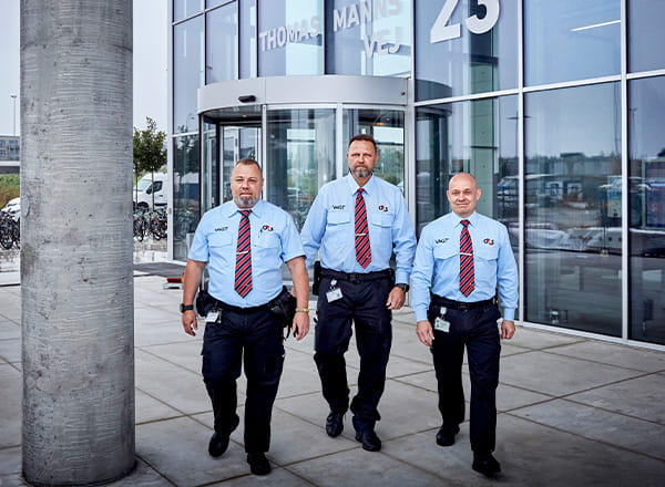 Vores G4S vagter udendørs foran AAU