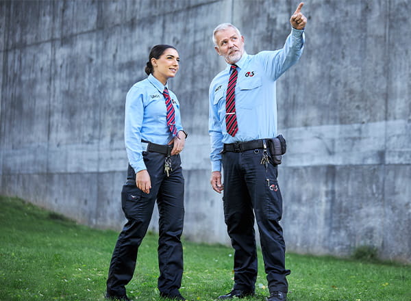 Vagter foran kunde der sammen snakker og peger