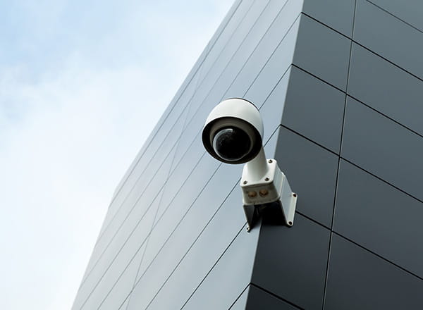 Videoovervågning udenfor bygning