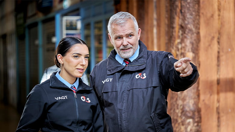 Kim og Shaimaa der står indenfor og peger