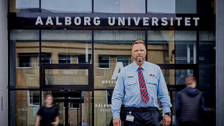 G4S vagt står foran Aalborg universitet