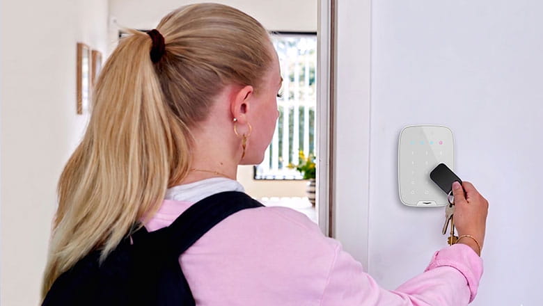 Pige slår alarmen fra med alarmchip