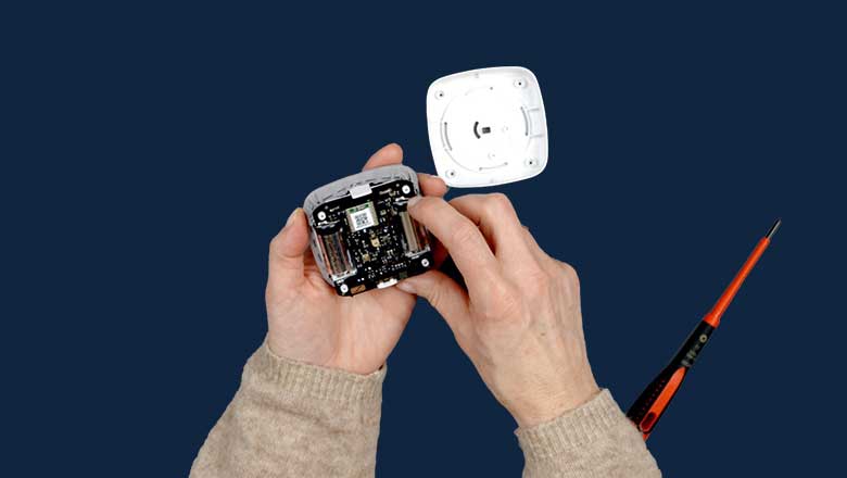 Kvinde skifter batterier