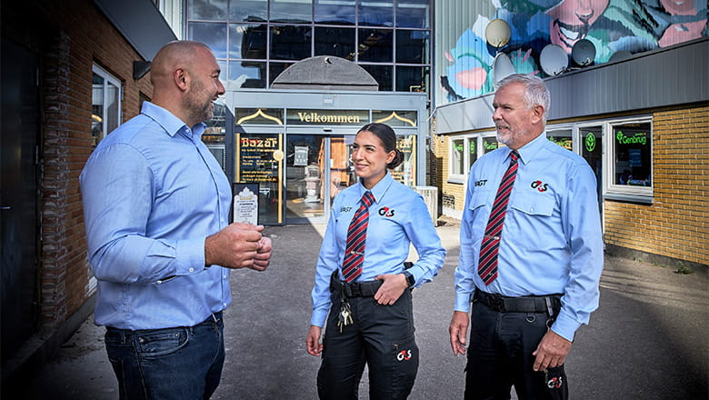 Kim og Shaimaa der snakker med centerchefen for Bazar Vest