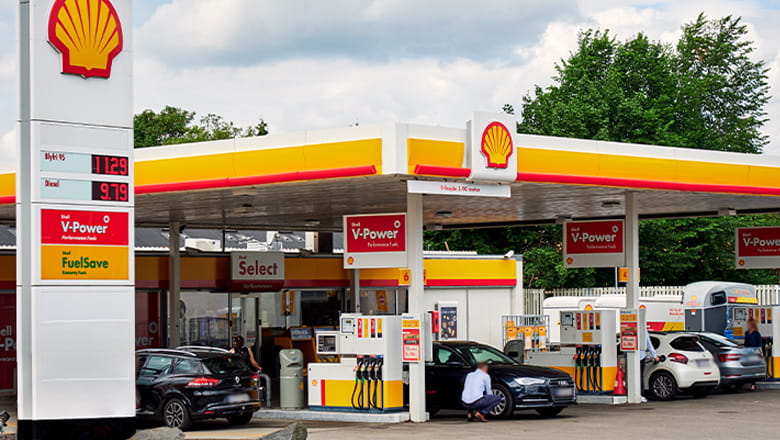 Shell tankstation med biler der tanker