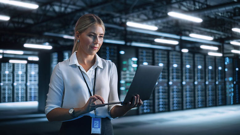 Datacenter med kvinde og tablet