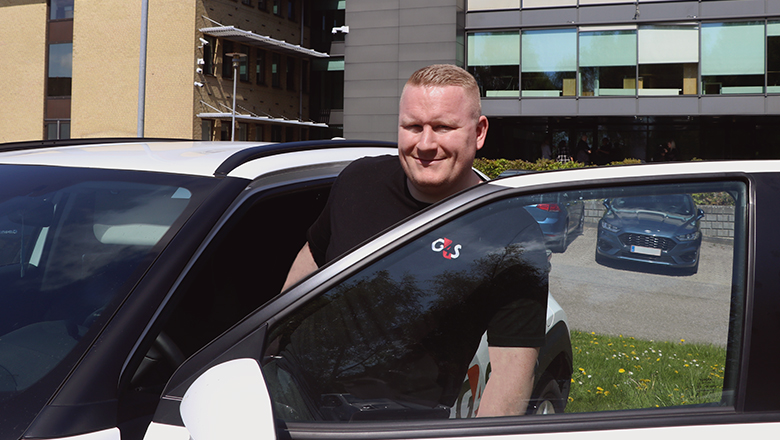 Sikkerhedskonsulent Jonas ved sin bil