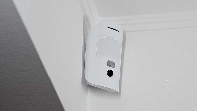 Kameradetektor sidder i et hjørne