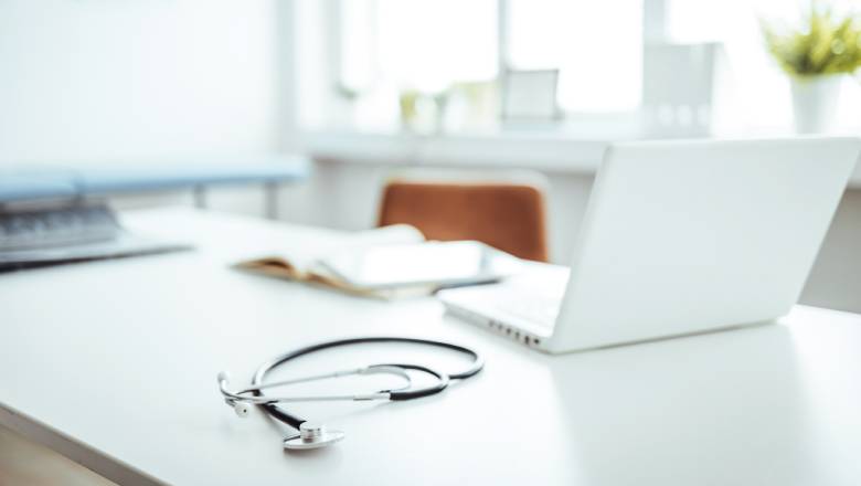 Lægeklinik med computer på bordet