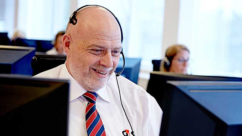 Kundeservice medarbejder smiler med headset på