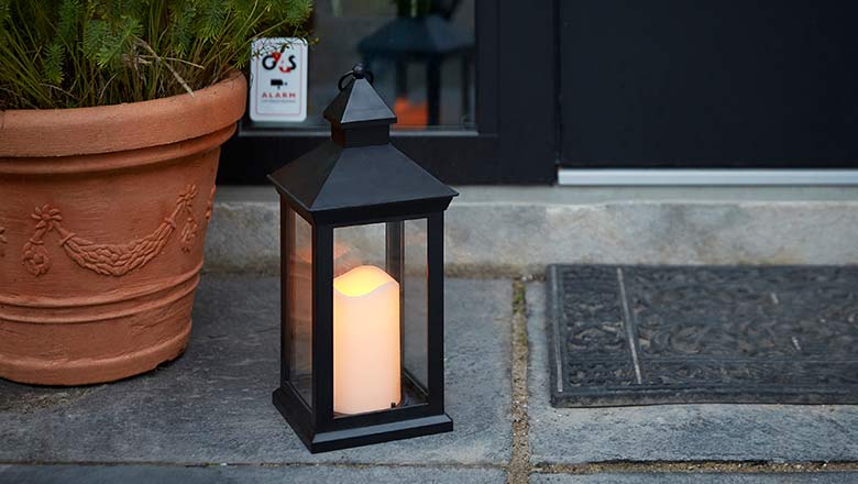 Lys i lanterne foran hoveddør