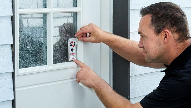 Mike sætter alarmskilt på