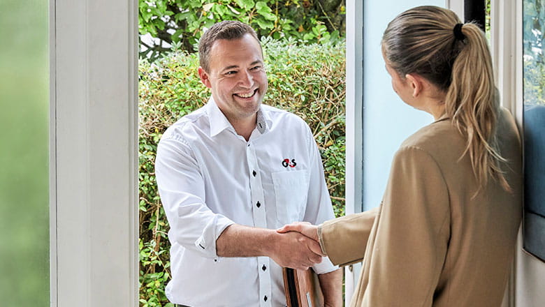 Mike møder kunden i døren