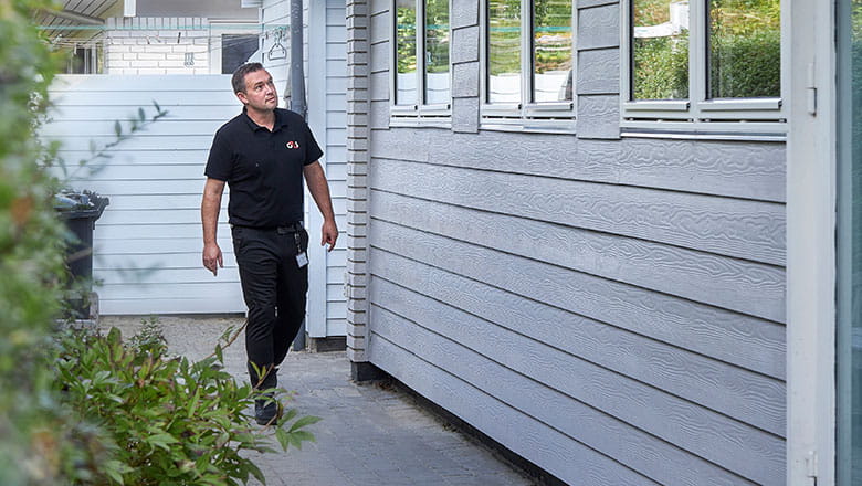 Konsulent tjekker huset for smutveje