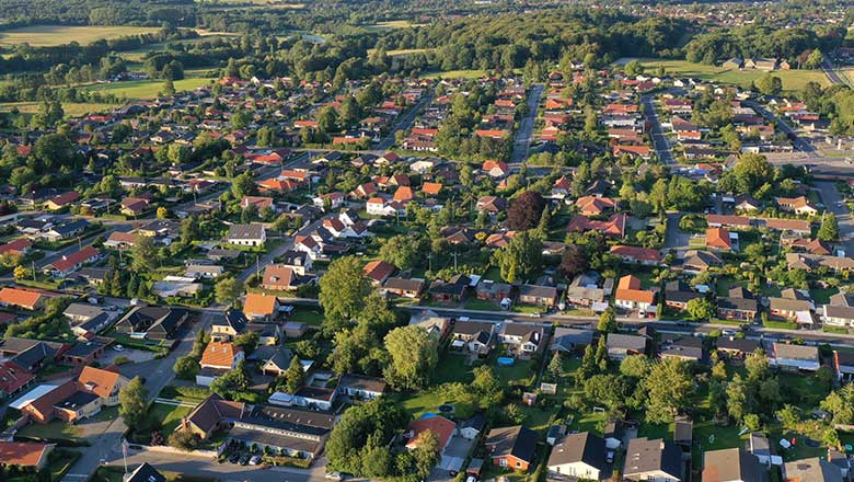 Et dronefoto af et villakvarter