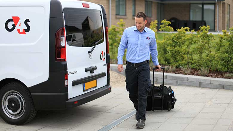 G4S montør på vej fra varevognen til en G4S kundes hus