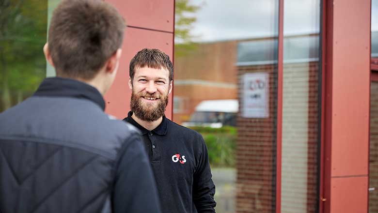 G4S montører taler sammen