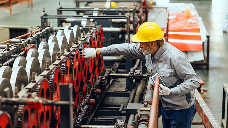 Produktionshal med arbejder