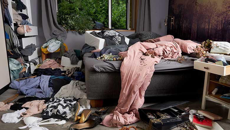 En tyv har rodet i alle skuffer i et soveværelset