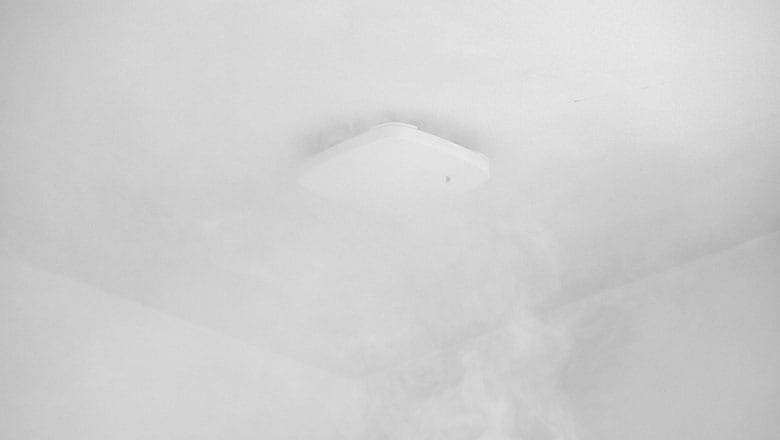 Røgalarm er vist i loftet