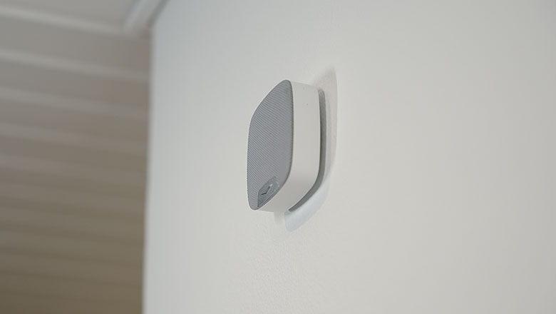 Indendørs sirene sidder på væg