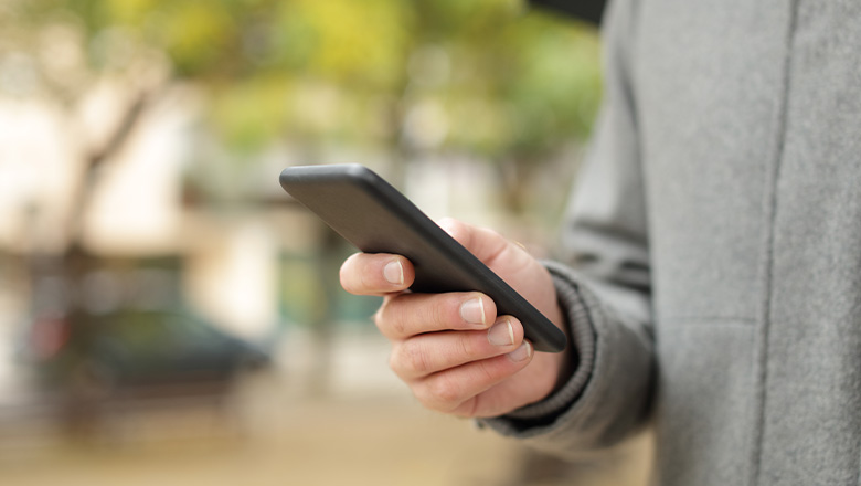 Person med telefon i hånd