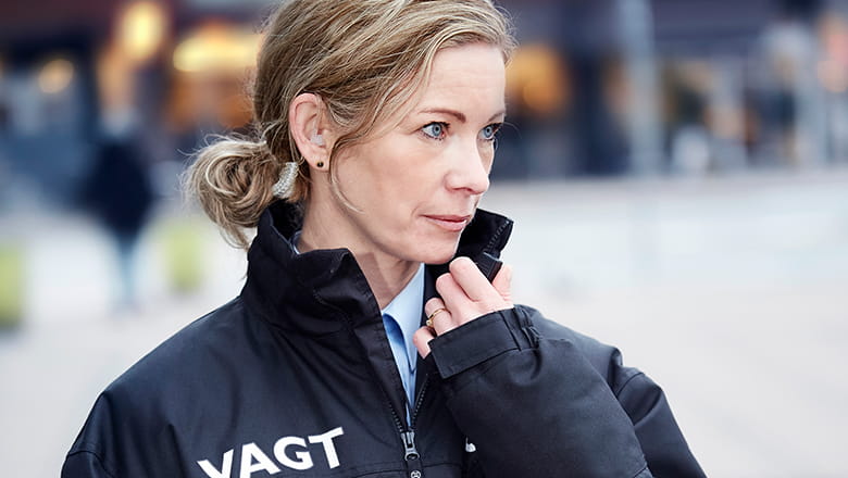 Vagt taler i walkie talkie
